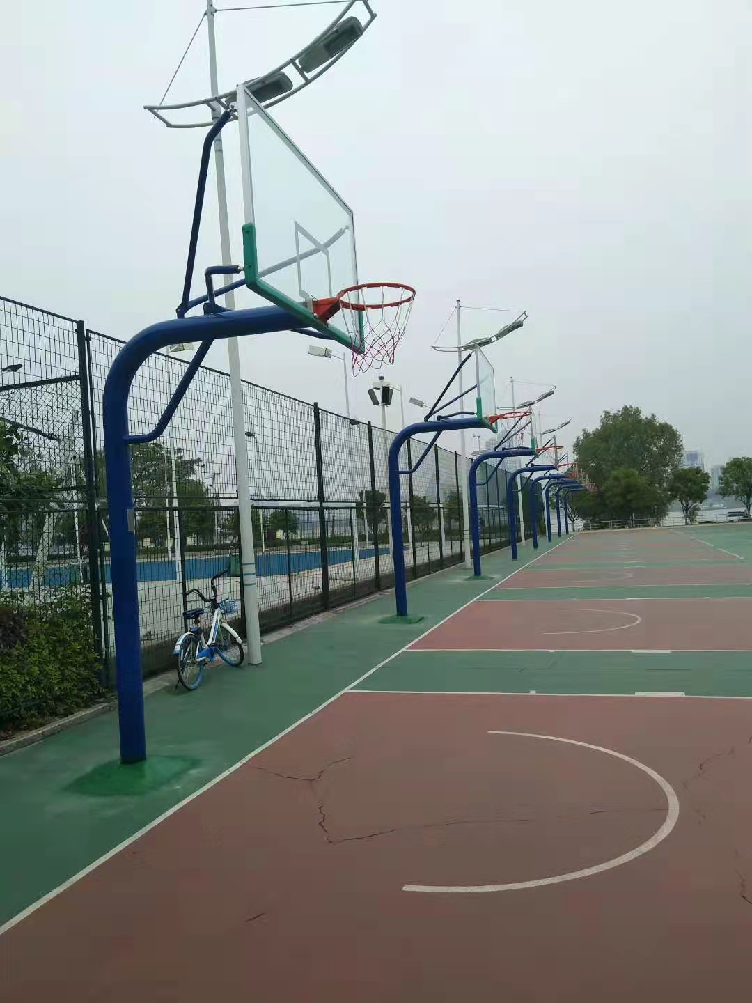 江灘室外籃球場及配套